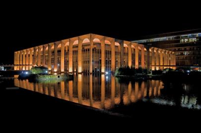 Palácio do Itamaraty. Visão noturna. Também conhecido como Palácio dos Arcos, o Palácio do Itamarati abriga diversas obras de arte e antiguidades. Brasília (DF). Foto: Werner Zotz.