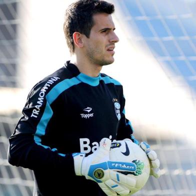 PORTO ALEGRE,RS, 04.07.2012-FUTEBOL/TREINO GRÃMIO- Marcelo Grohe, goleiro do GrÃªmio em treino realizado na tarde de hoje no campo suplementar do estÃ¡dio OlÃ­mpico. A equipe gremista se prepara para enfrentar o Santos-SP pela oitava rodada do Campeonato Brasileiro, em partida marcada para domingo(07) Lucas Uebel  TXT Assessoria
