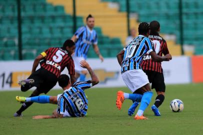  

Florianópolis, SC, Brasil, 20/04/2014.
Atlético PR x Grêmio, válido pelo campeonato Brasileiro da Série A 2014 no estádio Orlando Scarpelli em Florianópolis.