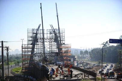  

PORTO ALEGRE/RS/BRASIL-  Obras da Copa - Aumenta número de operários na obra de construção do Viaduto Pinheiro Borda, no entorno do estádio Beira-Rio.
- Caminhões chegam com equipamentos no canteiro de obras( Marcelo Oliveira - Diário Gaúcho).