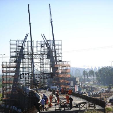  

PORTO ALEGRE/RS/BRASIL-  Obras da Copa - Aumenta número de operários na obra de construção do Viaduto Pinheiro Borda, no entorno do estádio Beira-Rio.
- Caminhões chegam com equipamentos no canteiro de obras( Marcelo Oliveira - Diário Gaúcho).