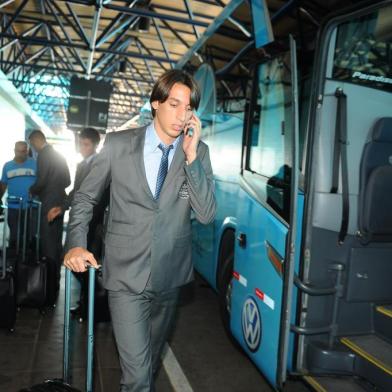  

PORTO ALEGRE, RS, BRASIL, 21-04-2014: Embarque do time do Grêmio para a Argentina, para jogo válido pelas oitavas de final da Libertadores contra o time do San Lorenzo. Na foto o jogador Pedro Geromel (FOTO FÉLIX ZUCCO/AGÊNCIA RBS, Editoria de Esportes).