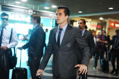  

PORTO ALEGRE, RS, BRASIL, 21-04-2014: Embarque do time do Grêmio para a Argentina, para jogo válido pelas oitavas de final da Libertadores contra o time do San Lorenzo. Na foto o jogador Marcelo Grohe (FOTO FÉLIX ZUCCO/AGÊNCIA RBS, Editoria de Esportes).