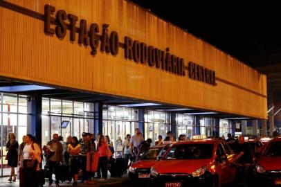 PORTO ALEGRE, RS, BRASIL. Movimentação na rodoviária de Porto Alegre na fila do táxi, na volta do feriado de Páscoa.
Foto: Adriana Franciosi/Agência RBS