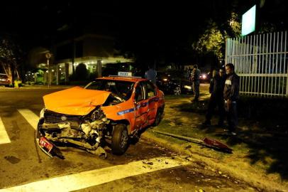  

PORTO ALEGRE, RS, BRASIL, 23-04-2014: Acidente na esquina da Avenida Ijuí com Bagé, envolvento Taxi e Mercedes, deixa 3 feridos e danos em Igreja. (Foto: Diogo Zanatta/Especial, GERAL)