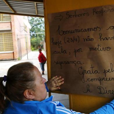  

PORTO ALEGRE, RS, BRASIL, 23-04-2014: A Escola Estadual de Ensino Fundamental Almirante Alvaro Alberto da Mota, na rua Dona Helena, na Vila Cruzeiro, no bairro Santa Tereza, suspende as aulas devido ao clima de insegurança na região. Outras duas escolas também fecharam. Viaturas da BM circulam pela área. Gangues em conflito ameaçam provocar tiroteio. (Foto: Mateus Bruxel / Diário Gaúcho)