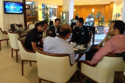 Confusão teve início pouco depois de Barcos e Riveros terem descido do quarto para tomar café com amigos na recepção do hotel