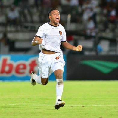 SANTA CRUZ X SPORTPE - COPA DO NORDESTE/SANTA CRUZ X SPORT - ESPORTES - Rithely, do Sport, comemora após marcar gol em partida contra o   Santa Cruz, válida pelas semifinais da Copa do Nordeste, no Estádio   do Arruda, no Recife, na noite desta quarta-feira.   19/03/2014 - Foto: CLéLIO TOMAZ/LEIAJÁIMAGENS/ESTADÃO CONTEÚDOEditoria: ESPORTESLocal: RECIFEIndexador: CLéLIO TOMAZFotógrafo: LEIAJÁIMAGENS