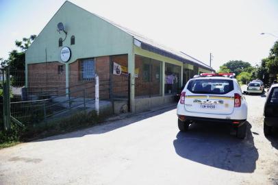  

PORTO ALEGRE, RS, BRASIL, 24-04-2014:  A matéria foi sobre o dia seguinte do toque de recolher da Vila Cruzeiro, depois de um tiroteio que atingiu o local na tarde de ontem. As ruas estavam vazias. A Escola Estadual de Ensino Fundamental Almirante Alvaro Alberto da Mota, na Rua Dona Helena 100, a Creche Maria Dolabella Portella, na Rua Dona Otília 927 e a Escola Municipal de Educação Infantil Osmar dos Santos Freitas, na Rua Dona Otília 497, reabriram normalmente nesta manhã, com metade do número de alunos. As Unidades Básicas de Saúde Cristal, na Rua Cruzeiro do Sul 2702 e Vila Cruzeiro, na Av. Capivari 2020, também funcionaram normalmente. O Posto do Programa Saúde da Familia Cruzeiro do Sul , na Travessa A da Rua Dona Otília 145, também reabriu nesta manhã e um venezuelano, do Programa Mais Médicos, pediu demissão. (Foto: MARCELO OLIVEIRAl / Diário Gaúcho)