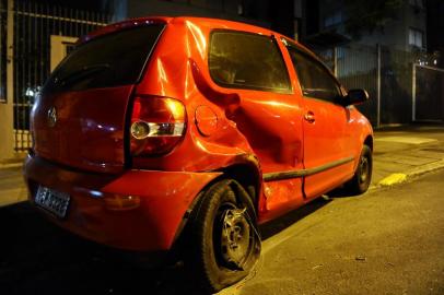  

Dois acidentes movimentaram a madrugada desta sexta-feira na zona norte da Capital. Nos dois casos os condutores estavam sozinhos nos veículos.
O primeiro, ocorreu na Rua Honório Silveira Dias, no bairro Higienópolis. O motorista perdeu o controle do carro ao subir a via, bateu em três veículos que estavam estacionados e acabou capotando. Ninguém se feriu. O condutor se negou a fazer o teste do bafômetro.