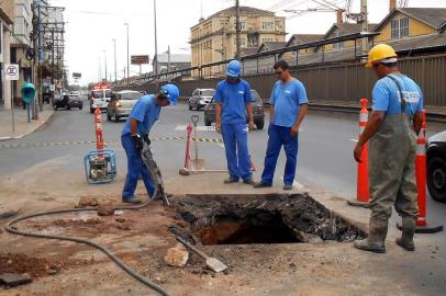 Porto Alegre, RS - 23/04/2014
DEP executa conserto na avenida Mauá com rua Uruguai
Foto: Letícia Santana/Divulgação PMPA