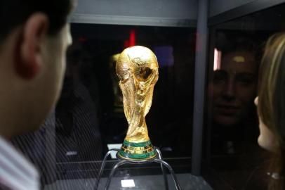  

RIO DE JANEIRO ,BRASIL , 22-04-2014 - Exposição da taça da Copa do Mundo no estádio Maracanã, que chegou hoje ao Brasil.(FOTO: DIEGO VARA /AGÊNCIA RBS)