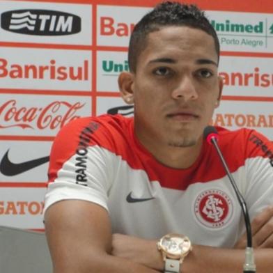 Entrevista coletiva do lateral-direito do Inter Gilberto