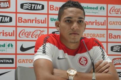 Entrevista coletiva do lateral-direito do Inter Gilberto