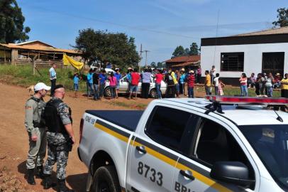  

FAXINALZINHO,RS, BRASIL ,29-04-2014 -:Polícia em frente ao acampamento Candoia. O acesso foi liberado pelo Cacique no final da manhã.( FOTO : CARLOS MACEDO / AGENCIA RBS )