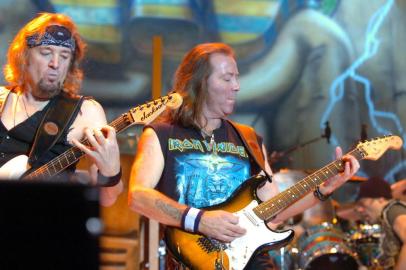 *** Genaro Joner - iron maiden ***
Show do Iron Maiden no Gigantinho

Guitarristas Adrian Smith (E) e Dave Murray. Ao fundo, Bruce Dickinson.