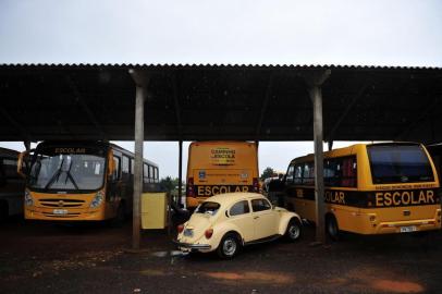  

FAXINALZINHO, RS , BRASIL , 30-04-2014 -Ônibus escolares nas garagem da prefeitura. As aulas foram suspensas por causa do conflito entre índios e colonos.(FOTO: CARLOS MACEDO / AGENCIA RBS / POLICIA )