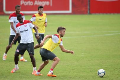 PORTO ALEGRE, RS, BRASIL. Treino do Inter no CT do Parque Gigante.
Na foto: zagueiro Juan e lateral Cláudio Winck (na frente).

Foto: Diego Vara/Agência RBS