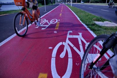  

PORTO ALEGRE, RS, BRASIL, 28-03-2014: Teste Zero Hora de ciclismo pelas ruas de Porto Alegre. Bicicleta na avenida Beira-Rio. (Foto: Ricardo Duarte/Agência RBS/Geral)