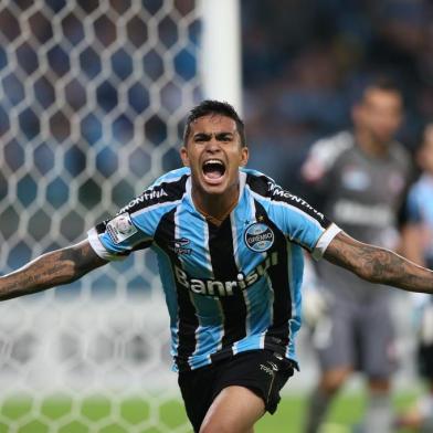  PORTO ALEGRE - RS , BRASIL , 30-04-2014 - LIBERTADORES - Oitavas de Final, Grêmio x San Lorenzo na Arena.(FOTO:DIEGO VARA/AGÊNCIA RBS)Jogador Lucas Coelho cruza e Dudu abre o placar.