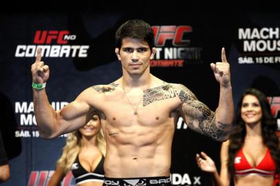  JARAGUÁ DO SUL, SC, BRASIL, 14-02-2014: Pesagem oficial para UFC Fight Night na Arena Jaraguá em Jaraguá do sul. Na foto Erick Silva. (FOTO: GERMANO RORATO/AGÊNCIA RBS, ESPORTE)