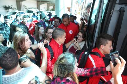  

PORTO ALEGRE , RS , BRASIL , 02-05-2014- Inter desembarca no Salgado Filho - em voo fretado - e vai treinar no CT Parque Gigante. ( FOTO : DIEGO VARA / AGENCIA RBS / ESPORTES )