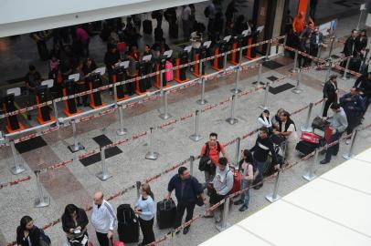  

PORTO ALEGRE , RS , BRASIL , 05-05-2014- O Aeroporto Internacional Salgado Filho reabriu para decolagens na manhã desta segunda-feira. O terminal ficou fechado para partidas das 7h10min às 8h58min em função da forte neblina que cobre a Região Metropolitana. Dez voos atrasaram e um foi cancelado. ( FOTO : TADEU VILANI / AGENCIA RBS / GERAL)