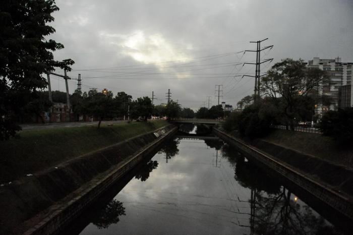  

PORTO ALEGRE, RS, BRASIL, 06-05-2014: Amanhecer com tempo nublado. (Foto: Diogo Zanatta/Especial)