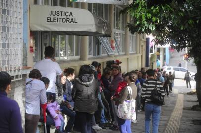  

CAXIAS DO SUL, RS, BRASIL  (06/05/2014) Cartório Eleitoral de Caxias do Sul. Cidadão faz fila para fazer, renovar e atualizar título de eleitor. (roni Rigon/Pioneiro)