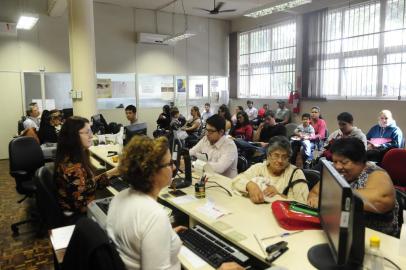  

CAXIAS DO SUL, RS, BRASIL  (06/05/2014) Cartório Eleitoral de Caxias do Sul. Cidadãos fazem fila para confeccionar título de eleitor.    (Roni Rigon/Pioneiro)