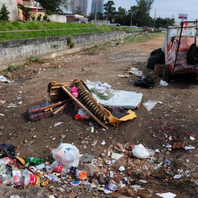  PORTO ALEGRE-RS-BRASIL- 06/05/2014- 12HS-   A lei que pune com mais rigor quem larga lixo na rua completa um mês. Vamos ver se melhorou a situação da cidade na questão da limpeza e visitar focos de lixo identificados um mês atrás. Valão da Avenida da Divisa.     FOTO FERNANDO GOMES/ZERO HORA.