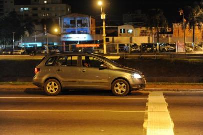  

PORTO ALEGRE, RS, BRASIL, 07-05-2014: Homem é flagrado dormindo, com o carro ligado no sinal do cruzamento da Av. Ipiranga com a Silva Só. Entre 2:20 e 2:50. (Foto: Diogo Zanatta/Especial)