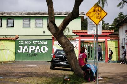 PORTO ALEGRE, RS, BRASIL, 07-05-2014: Colégio Estadual Japão, no bairro Jardim Itu Sabará, na zona norte. Onda de assaltos a estudantes no entorno do colégio preocupa pais e professores. Na terça-feira (06), oito alunos tiveram seus pertences levados por homens armados. Os ataques tem ocorrido há semanas. Mães de estudantes reclamam da falta de policiamento na região e que uma viatura da BM fica parada em um posto de gasolina a 800m da escola, mas não evita a ação dos ladrões. (Foto: Mateus Bruxel / Diário Gaúcho)