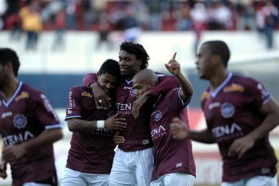  

CAXIAS DO SUL, RS, BRASIL, 10/05/2014. Partida de futebol entre a SER Caxias e São Caetano, pelo campeonato brasileiro série C. A partida ocorre no estádio Centenário. (Diogo Sallaberry/Agência RBS)