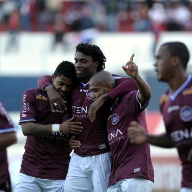  

CAXIAS DO SUL, RS, BRASIL, 10/05/2014. Partida de futebol entre a SER Caxias e São Caetano, pelo campeonato brasileiro série C. A partida ocorre no estádio Centenário. (Diogo Sallaberry/Agência RBS)