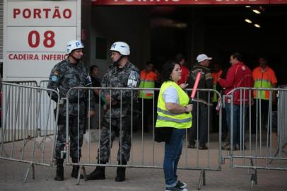 PORTO ALEGRE, RS, BRASIL, 10-05-2014: Pré-jogo de Inter X Atlético-PR em partida padrão Fifa. É o primeiro e único evento-teste do Comitê Organizador Local (COL) antes da Copa do Mundo. O COL terá controle sobre o transporte dos dois times e da arbitragem para o Beira-Rio, além dos serviços de limpeza no estádio, mais a organização de filas, operação das catracas e entrevistas em zona mista. A segurança também será nos parâmetros da Fifa, com 400 seguranças e stewards (orientadores), atuando nas arquibancadas e em campo.