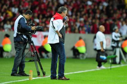 PORTO ALEGRE, RS, BRASIL, 10-05-2014: Partida entre Inter X Atlético-PR, no Estádio Beira-Rio, válida pela 4ª rodada do Brasileirão 2014. Jogo é o primeiro e único teste do Comitê Organizador Local (COL) antes da Copa do Mundo (FOTO: Fernando Gomes/Agência RBS).