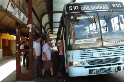  

Parada de ônibus sob a Estação da Trensurb