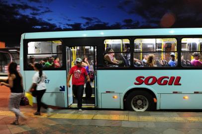  No Terminal Triângulo, na Av. Assis Brasil, zona norte de Porto Alegre, somente vans, lotações e ônibus metropolitanos circularam ao longo do amanhecer, 04022014