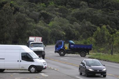  

CAXIAS DO SUL, RS, BRASIL  (24/09/2013) Trevo de Monte Bérico 2013. Reportagem verifica cruzamento perigoso de veículos na Estrada Rota do Sol, entroncamento de acesso a Monte Bérico. Blitz Pioneiro de Trânsito. (Roni Rigon/Pioneiro)