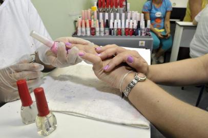  Detentas do Presídio Regional de Santa Maria começaram, nesta terça-feira, curso de manicure promovido pela Fundae. Duração é de um mês e participação prevê redução de pena às apenadas