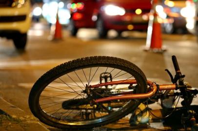  

PORTO ALEGRE, RS, BRASIL, 14-05-2014:Morte de ciclista na zona norte de Porto Alegre. Foi na Av Sertório, no cruzamento com a Panamericana.(Foto: ADRIANA FRANCIISI/Agência RBS)