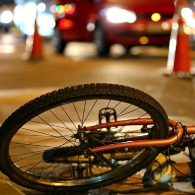  

PORTO ALEGRE, RS, BRASIL, 14-05-2014:Morte de ciclista na zona norte de Porto Alegre. Foi na Av Sertório, no cruzamento com a Panamericana.(Foto: ADRIANA FRANCIISI/Agência RBS)