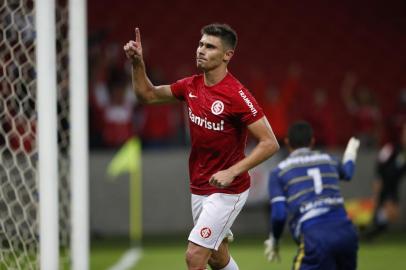  

PORTO ALEGRE, RS, BRASIL, 14-05-2014: Copa do Brasil, 2ª Fase, Jogo de volta - Inter x Cuiabá no estádio Beira-rio. (Foto: MAURO VIEIRA/Agência RBS, ESPORTE)
Jogador Alex faz o terceiro gol Inter