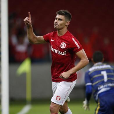  

PORTO ALEGRE, RS, BRASIL, 14-05-2014: Copa do Brasil, 2ª Fase, Jogo de volta - Inter x Cuiabá no estádio Beira-rio. (Foto: MAURO VIEIRA/Agência RBS, ESPORTE)
Jogador Alex faz o terceiro gol Inter