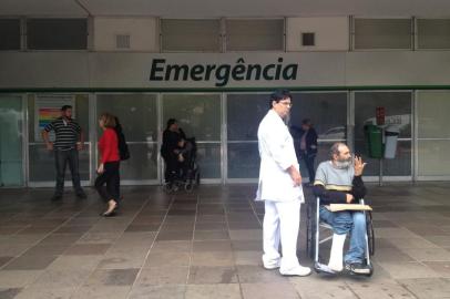  

A emergência de adultos do Hospital de Clínicas de Porto Alegre (HCPA), que frequentemente sofre com a superlotação, superou na manhã desta quinta-feira a marca de três vezes a sua capacidade. 