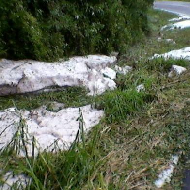 Granizo na estrada que liga Bento Gonçalves a Pinto Bandeira