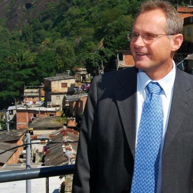 O Secretário José Mariano Beltrame visitando o Morro Santa Marta, onde há uma unidade da Polícia Pacificadora