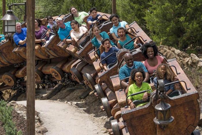 Crianças Felizes Em Um Passeio Da Montanha Russa Imagem Editorial