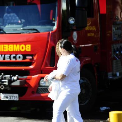 Hospital é evacuado após incêndio em hospital em Osório. A explosão de um transformador provocou um incêndio no segundo andar do Hospital São Vicente de Paula, em Osório, no Litoral Norte. As chamas, que começaram por volta das 10h, já foram controladas, e bombeiros realizam o rescaldo no prédio.